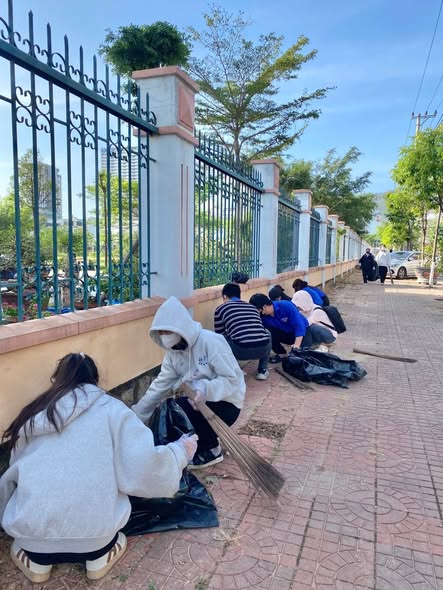 Tình nguyện viên dọn vệ sinh tuyến đường phía sau Trường Đại học Quy Nhơn