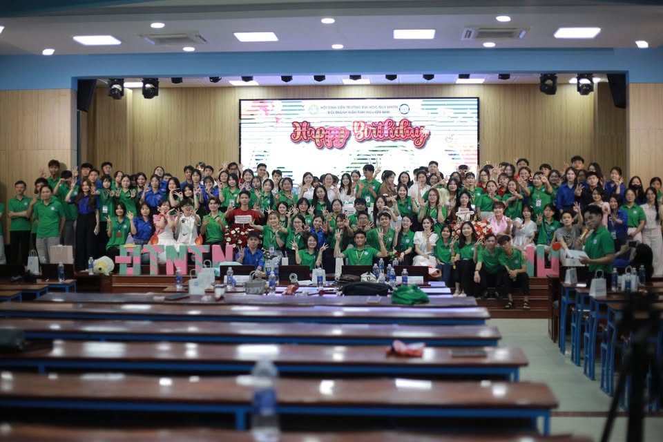 Tập thể Đội Thanh Niên Tình Nguyện QNU