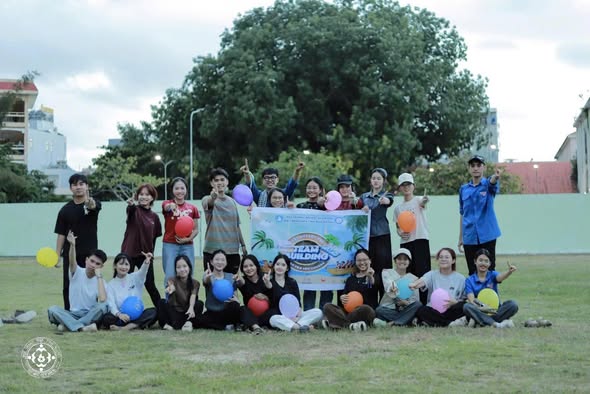 Các thành viên chụp ảnh cùng bóng bay trong buổi teambuilding tại trường