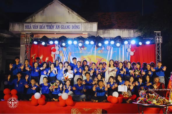 Các thành viên cùng lưu lại kỷ niệm sau chương trình.