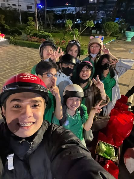 Các thành viên cùng những phần quà trong buổi tối thiện nguyện.