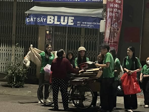 Đồng hành và trao quà trên những tuyến phố Quy Nhơn.