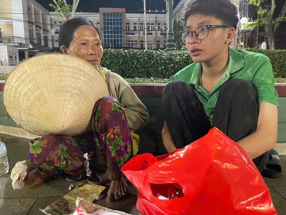 Dành thời gian hỏi thăm và lắng nghe trong chuyến đi.