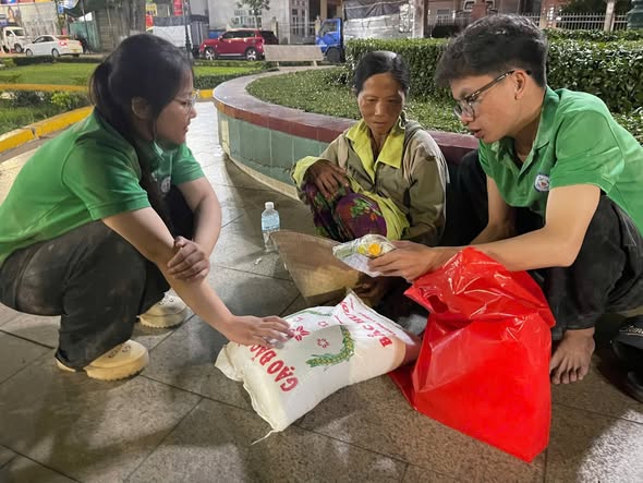 Khoảnh khắc trong hoạt động thăm hỏi, chúc Tết và trao quà.
